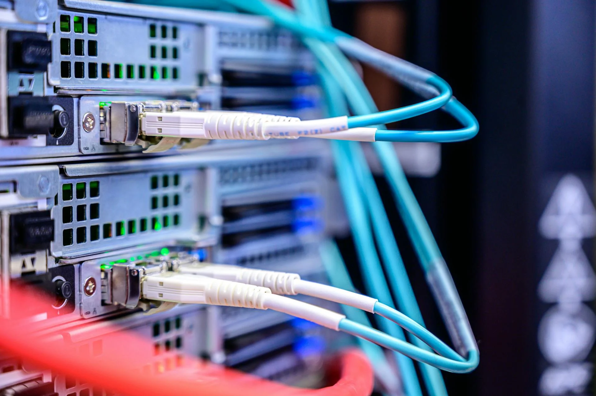 Datacenter infrastructuur met teal kabels